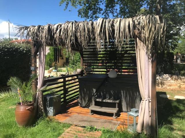 La Brindille Petit Mas Provencal Meuble De Tourisme 3 Etoiles 2-3 Personnes 1 Piece 30 M2 Tout Confort Lisiere Foret Jardin Jacuzzi Piscine Saint-Paul-en-Foret Luaran gambar